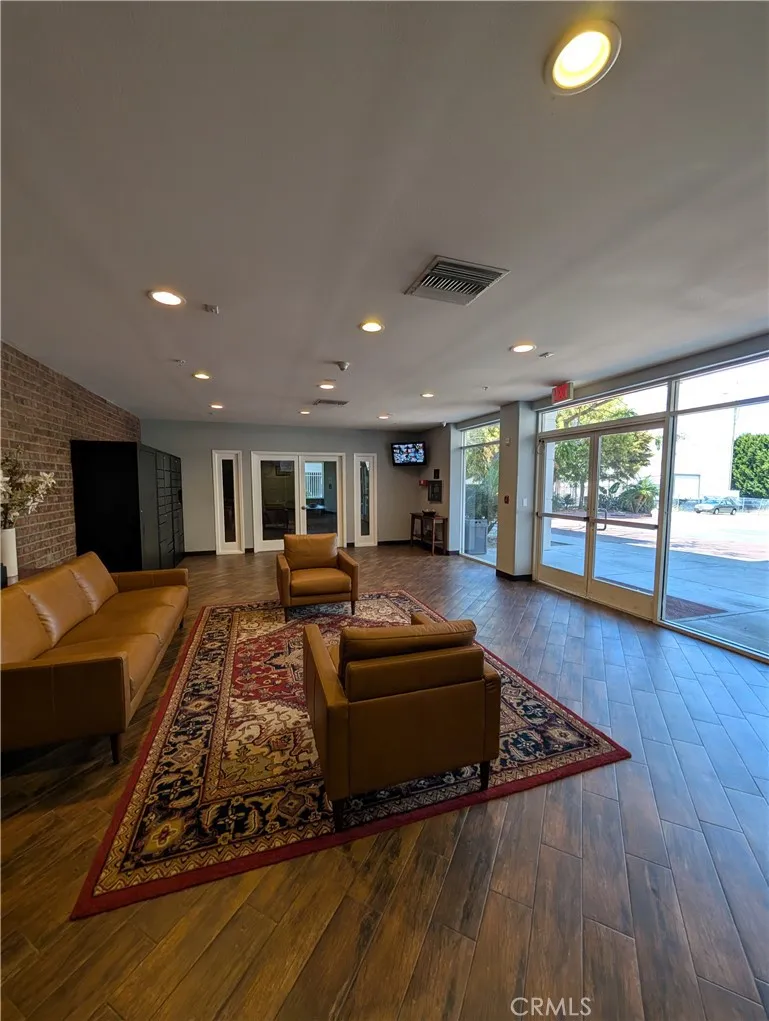 3740 Santa Rosalia #402 Los Angeles, CA 90008