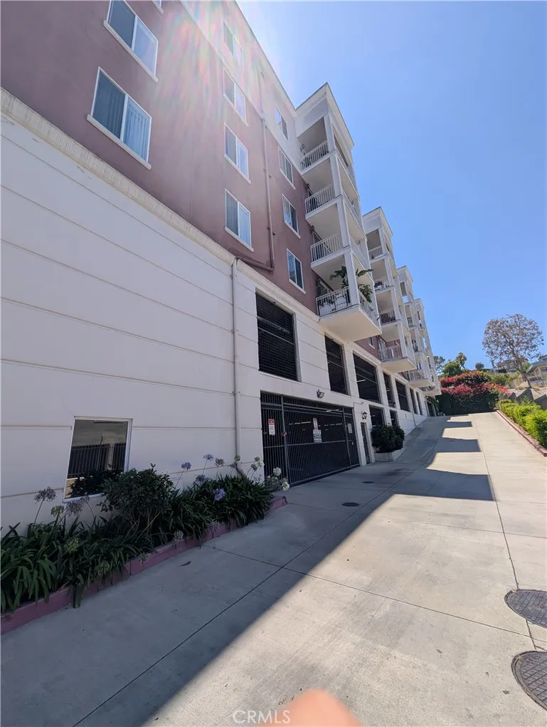 3740 Santa Rosalia #402 Los Angeles, CA 90008