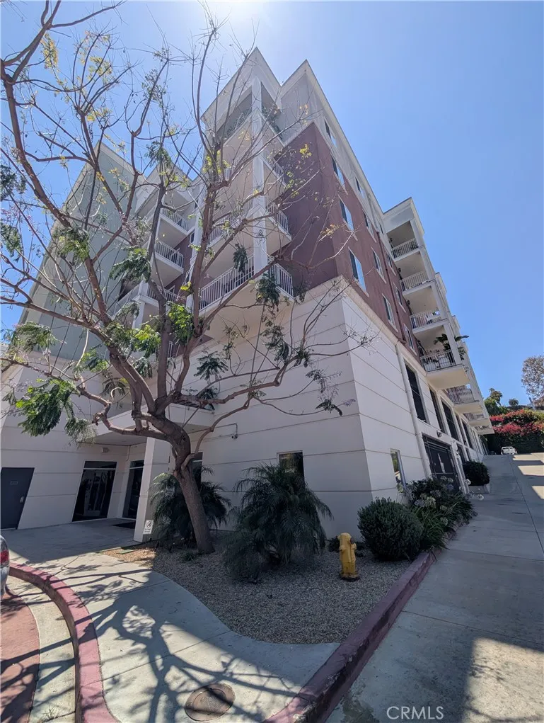 3740 Santa Rosalia #402 Los Angeles, CA 90008