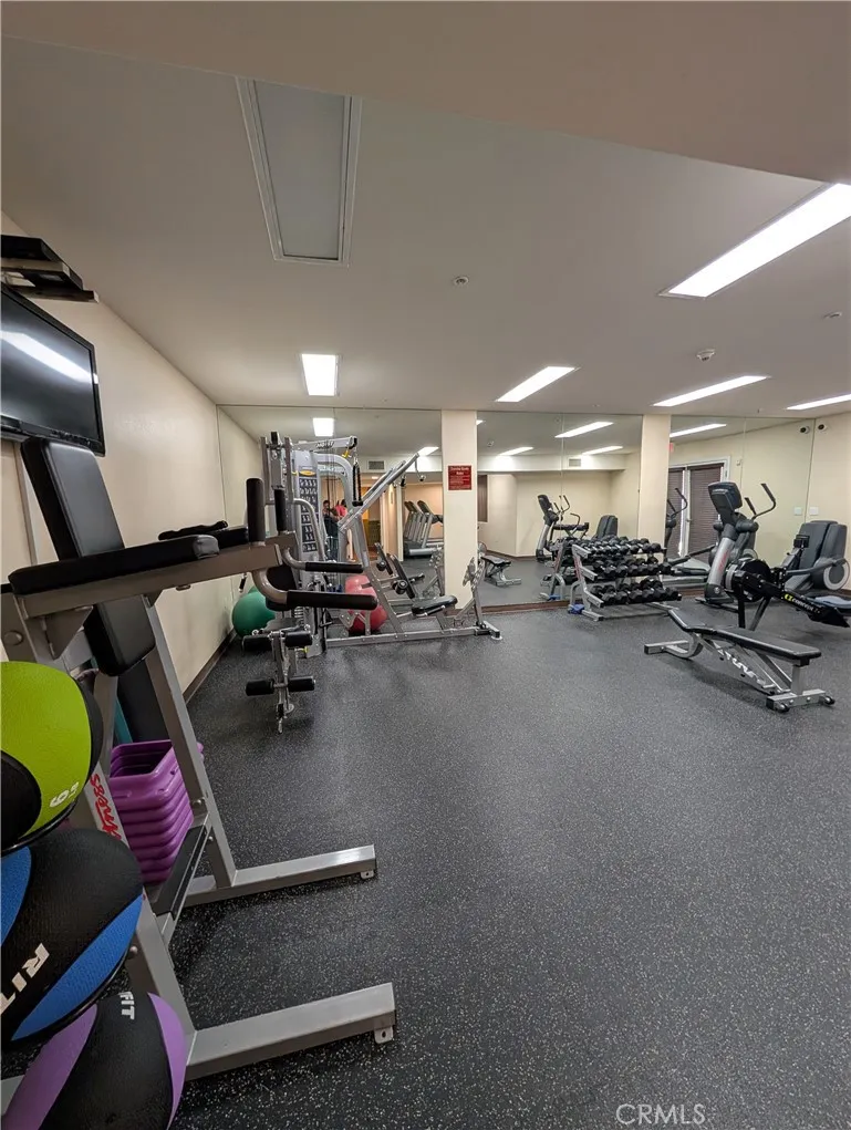 3740 Santa Rosalia #402 Los Angeles, CA 90008
