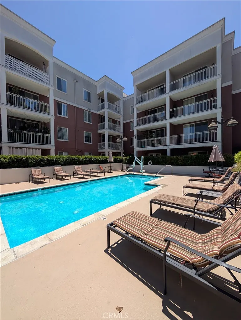 3740 Santa Rosalia #402 Los Angeles, CA 90008