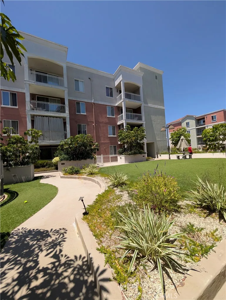 3740 Santa Rosalia #402 Los Angeles, CA 90008
