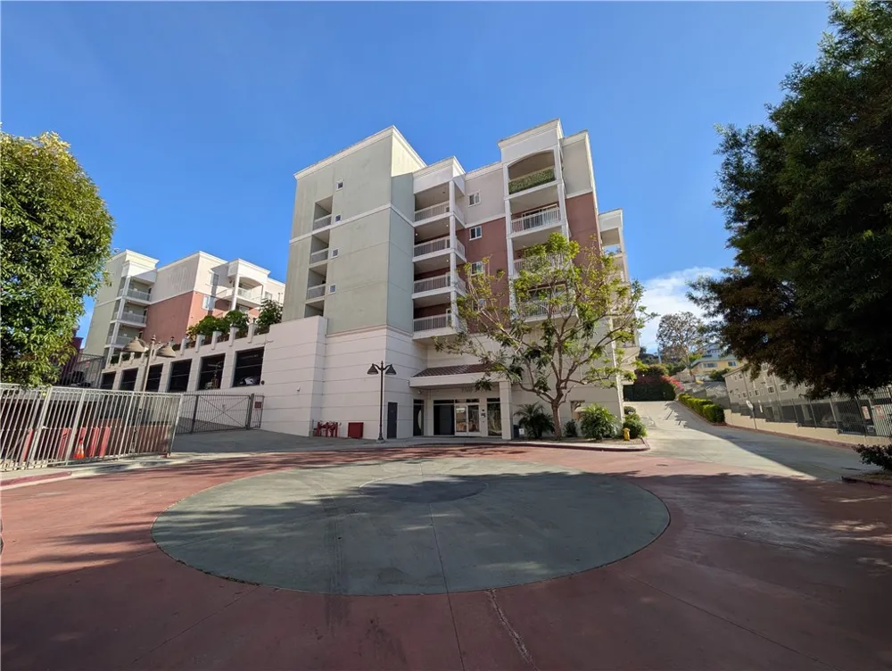 3740 Santa Rosalia #402 Los Angeles, CA 90008