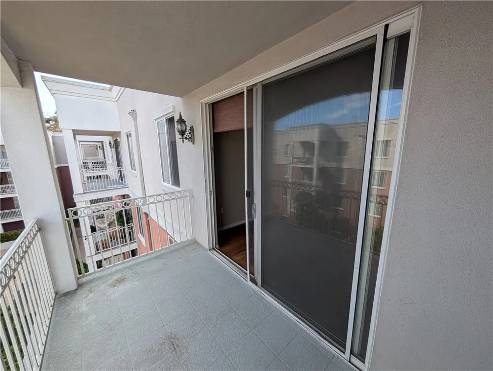 3740 Santa Rosalia #402 Los Angeles, CA 90008