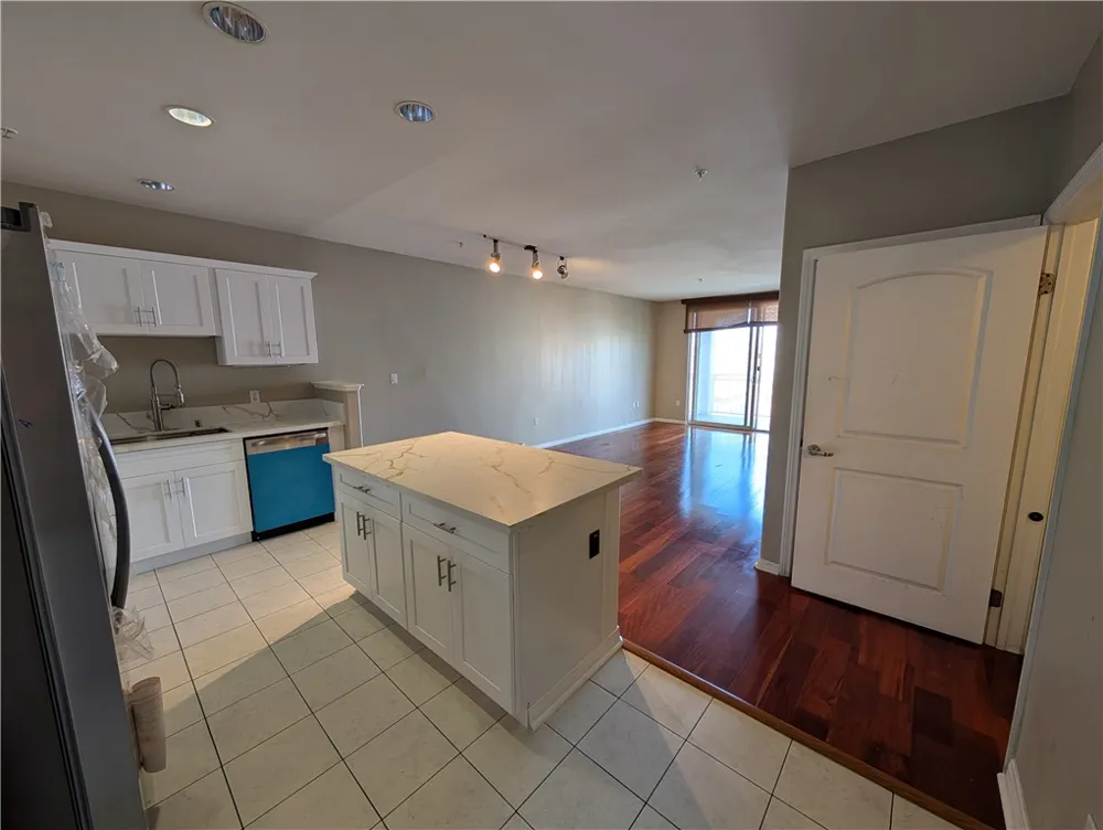 3740 Santa Rosalia #402 Los Angeles, CA 90008