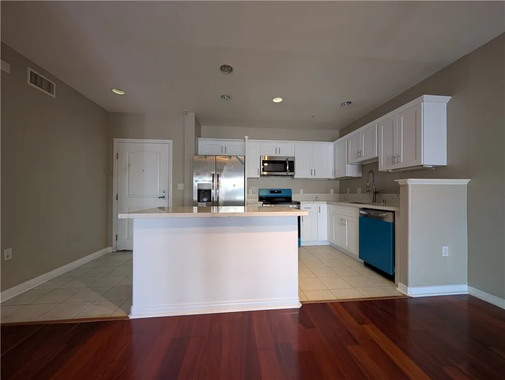 3740 Santa Rosalia #402 Los Angeles, CA 90008