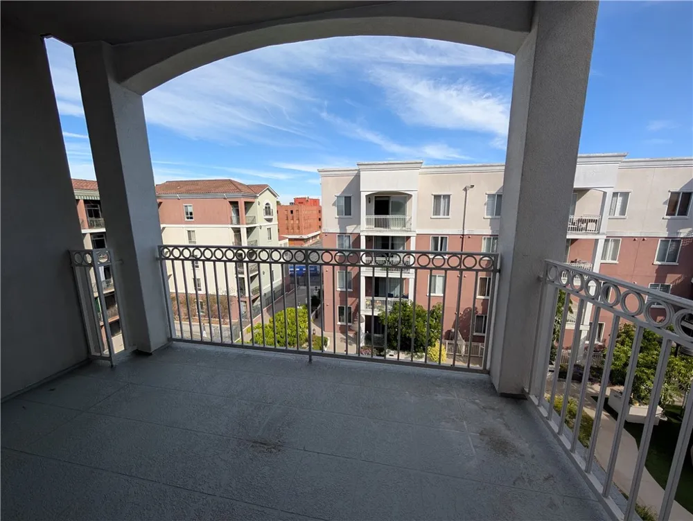 3740 Santa Rosalia #402 Los Angeles, CA 90008