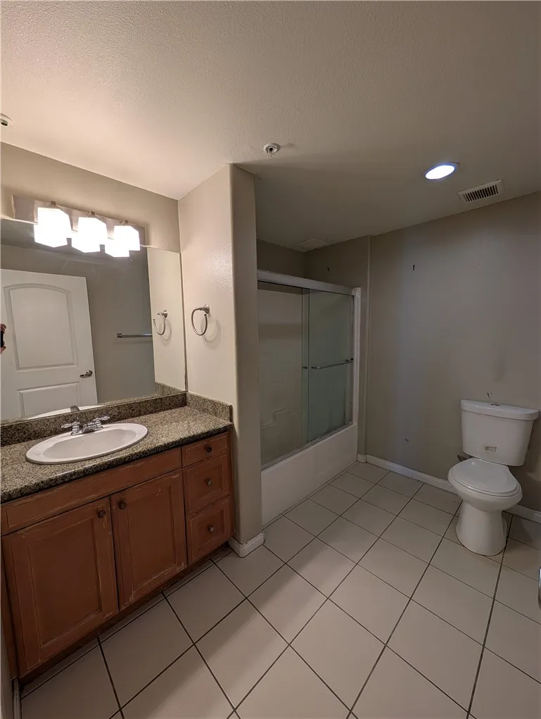 3740 Santa Rosalia #402 Los Angeles, CA 90008