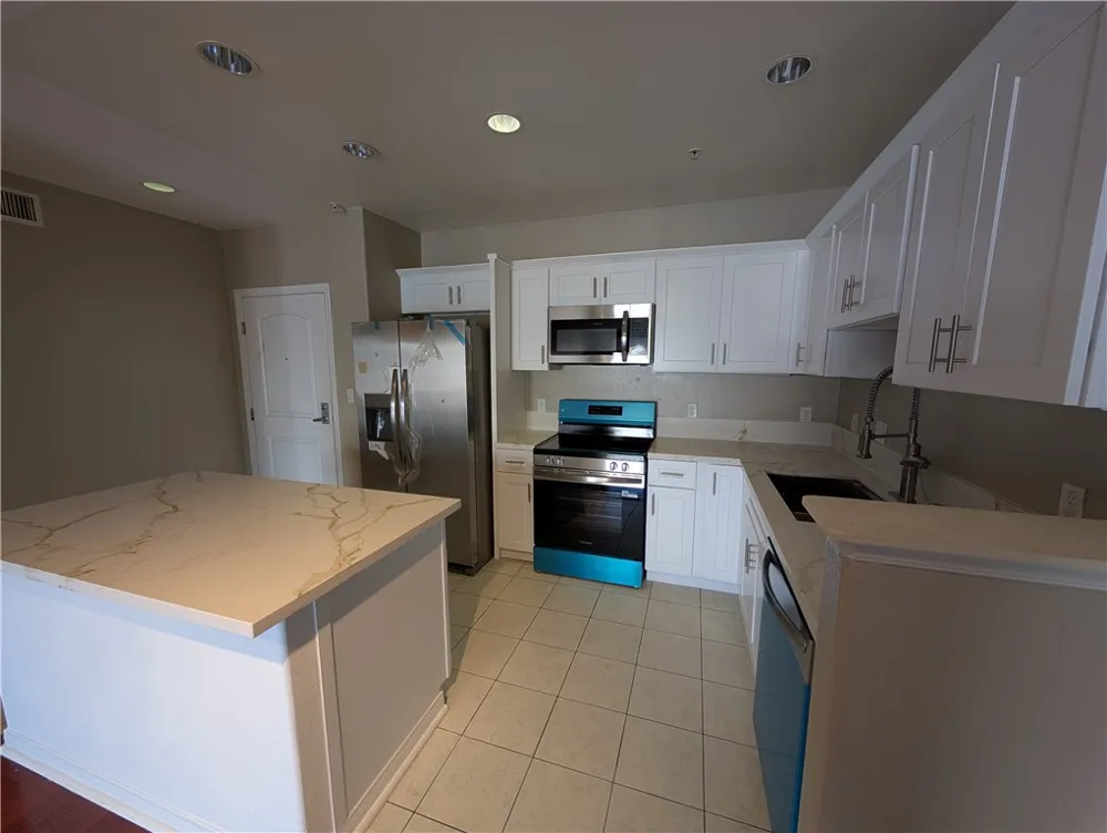 3740 Santa Rosalia #402 Los Angeles, CA 90008