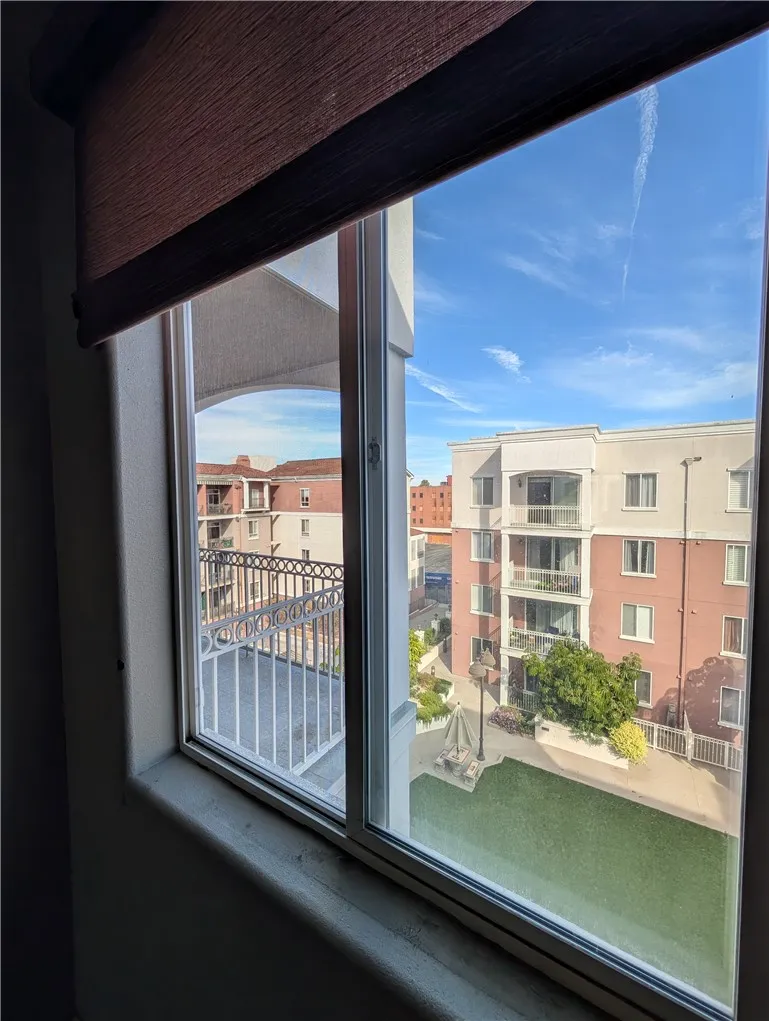 3740 Santa Rosalia #402 Los Angeles, CA 90008