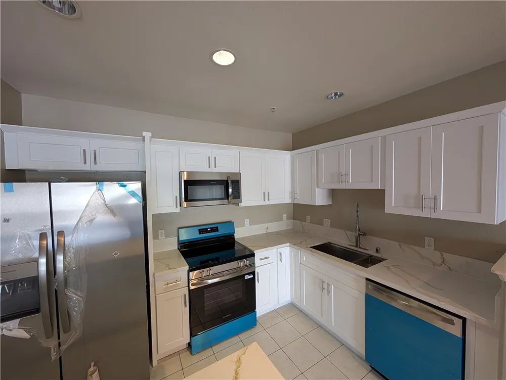 3740 Santa Rosalia #402 Los Angeles, CA 90008