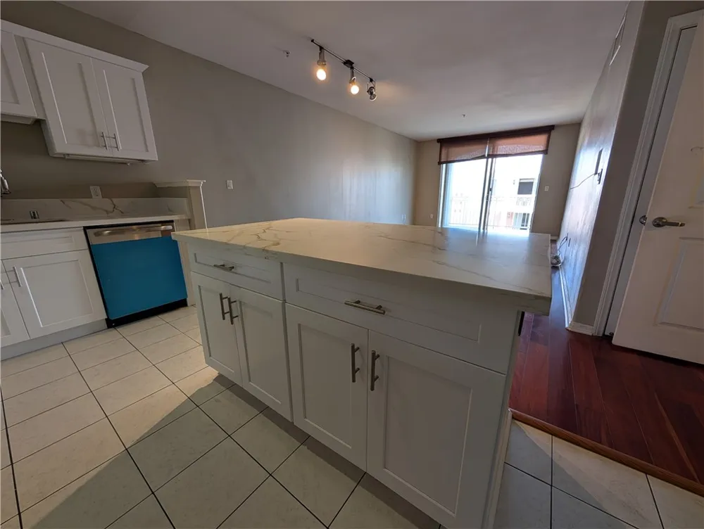 3740 Santa Rosalia #402 Los Angeles, CA 90008