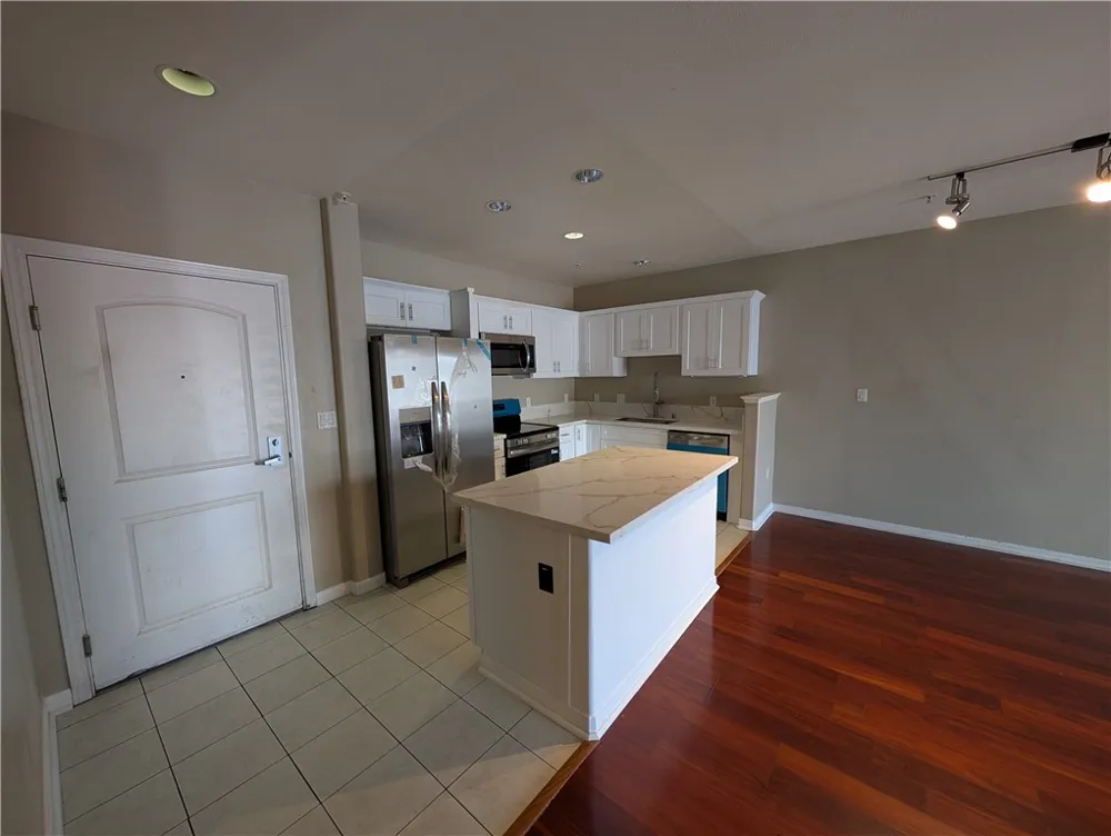3740 Santa Rosalia #402 Los Angeles, CA 90008