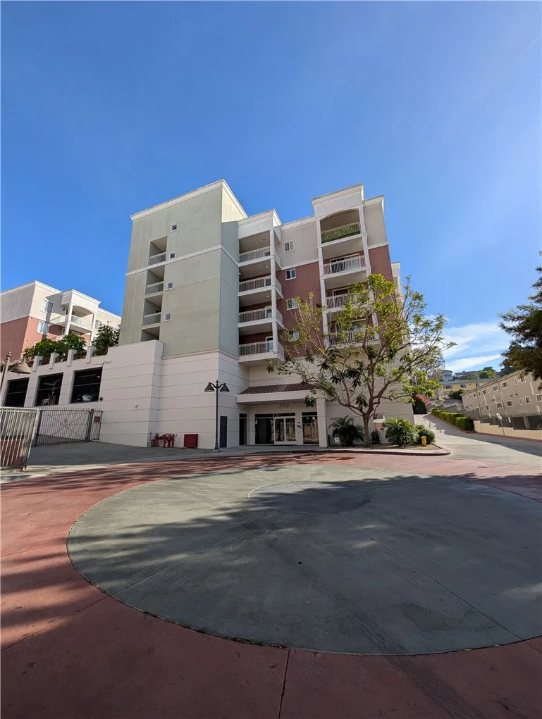 3740 Santa Rosalia #402 Los Angeles, CA 90008