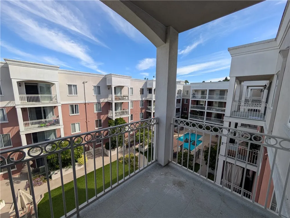 3740 Santa Rosalia #402 Los Angeles, CA 90008