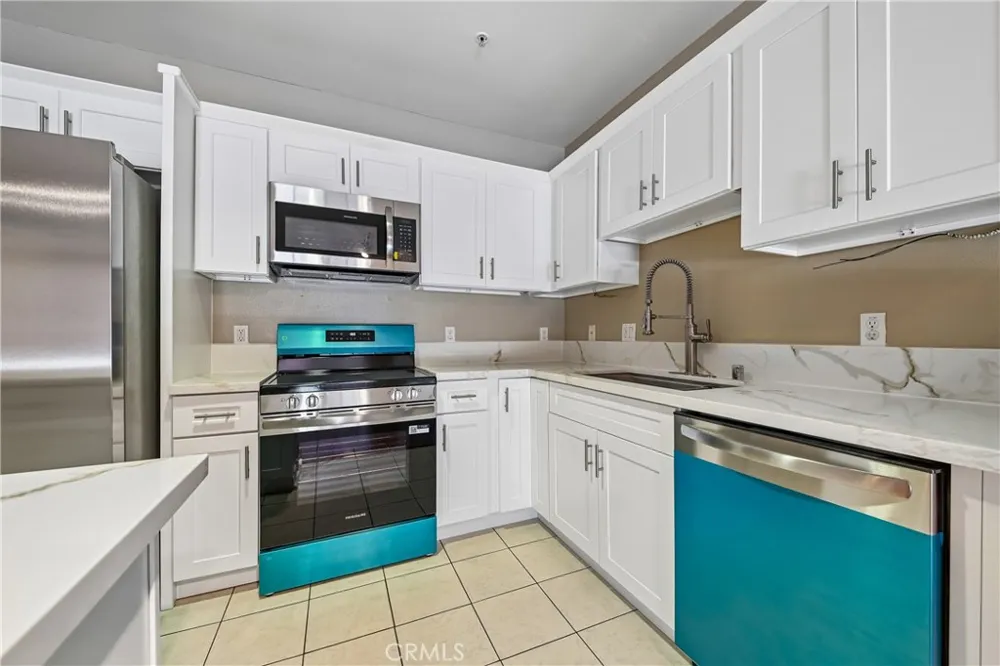 3740 Santa Rosalia #402 Los Angeles, CA 90008