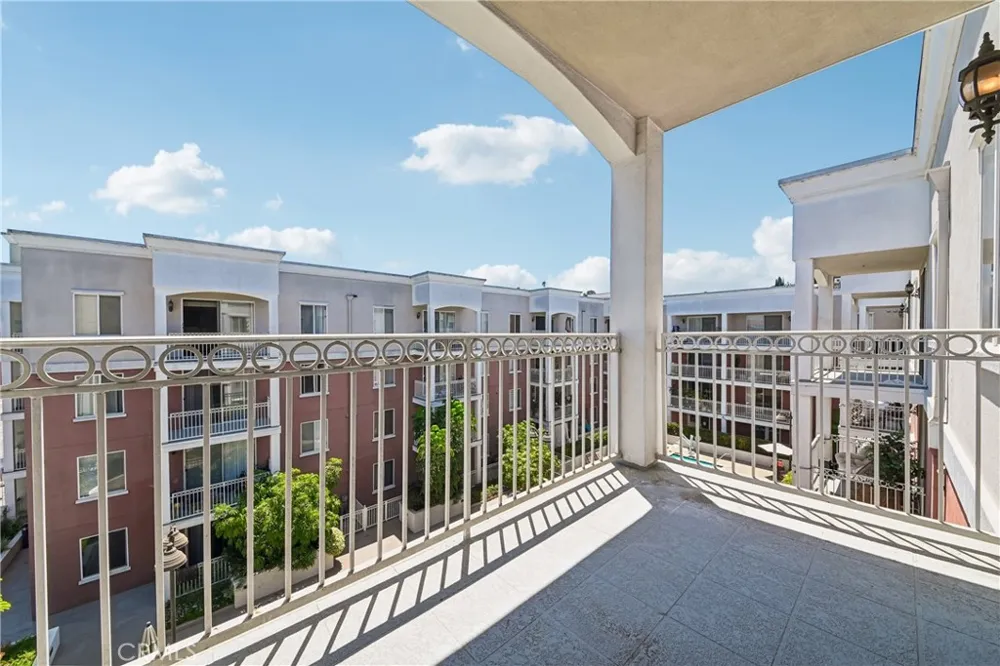 3740 Santa Rosalia #402 Los Angeles, CA 90008