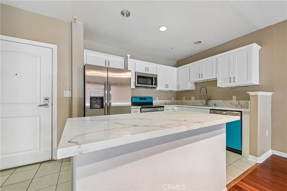 3740 Santa Rosalia #402 Los Angeles, CA 90008