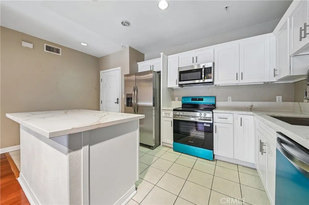 3740 Santa Rosalia #402 Los Angeles, CA 90008
