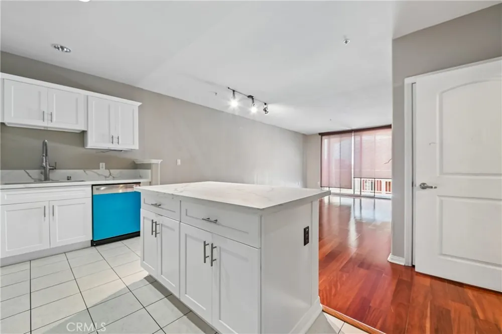 3740 Santa Rosalia #402 Los Angeles, CA 90008