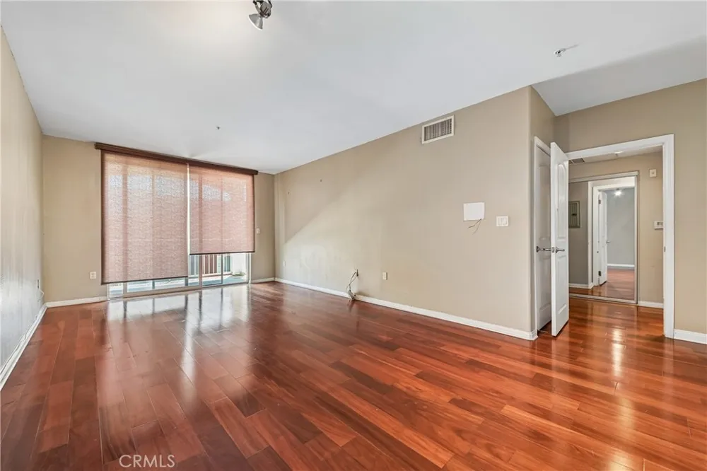 3740 Santa Rosalia #402 Los Angeles, CA 90008