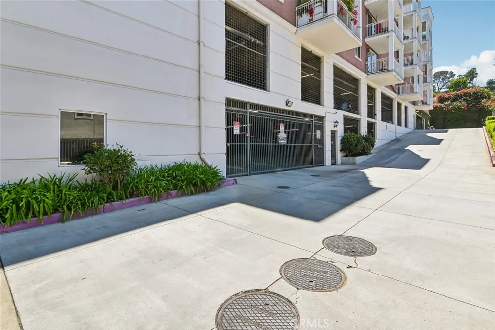 3740 Santa Rosalia #402 Los Angeles, CA 90008