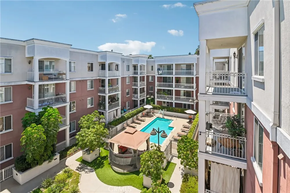 3740 Santa Rosalia #402 Los Angeles, CA 90008
