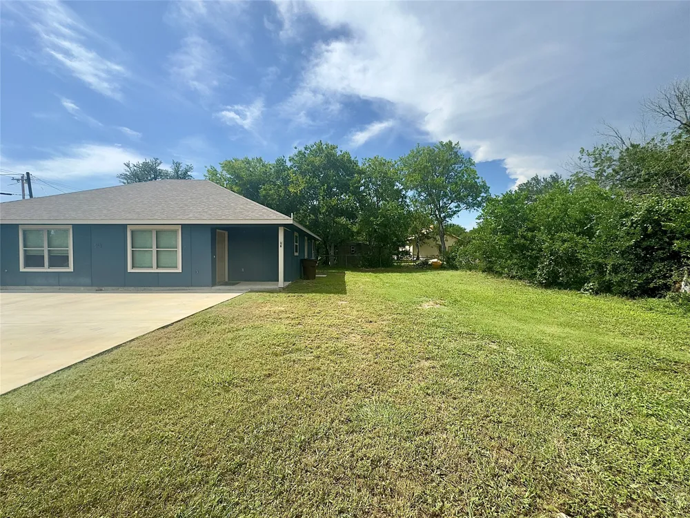 513 W China Street #B Lockhart, TX 78644