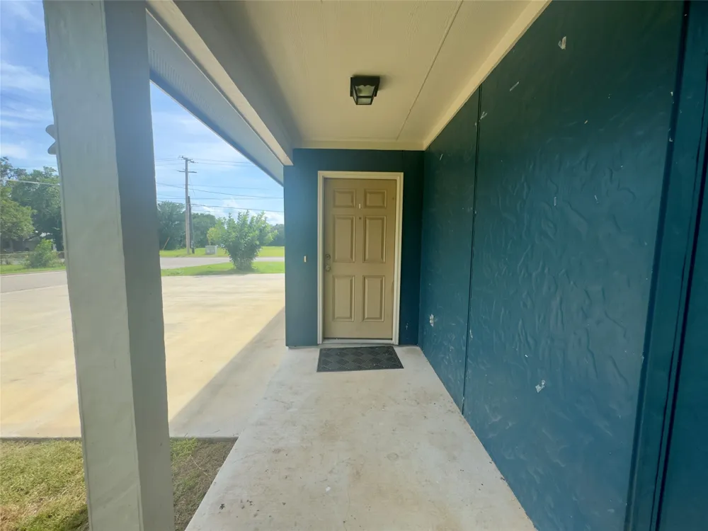 513 W China Street #B Lockhart, TX 78644