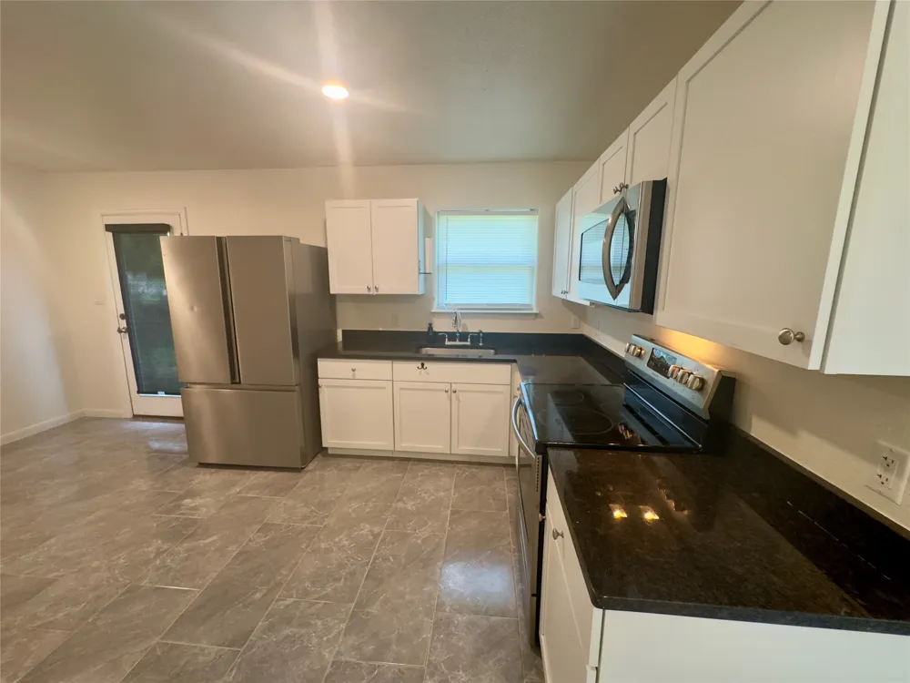 513 W China Street #B Lockhart, TX 78644