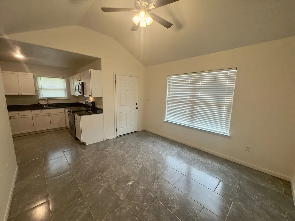 513 W China Street #B Lockhart, TX 78644