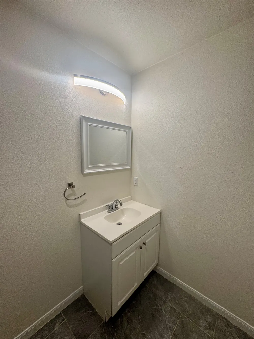 513 W China Street #B Lockhart, TX 78644