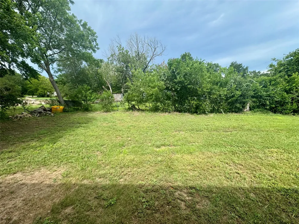 513 W China Street #B Lockhart, TX 78644