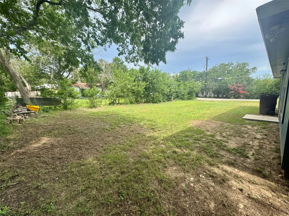 513 W China Street #B Lockhart, TX 78644