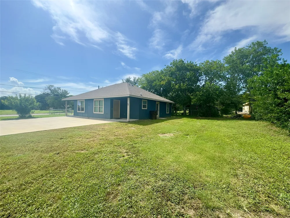 513 W China Street #B Lockhart, TX 78644