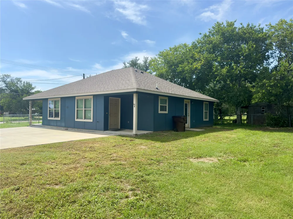 513 W China Street #B Lockhart, TX 78644