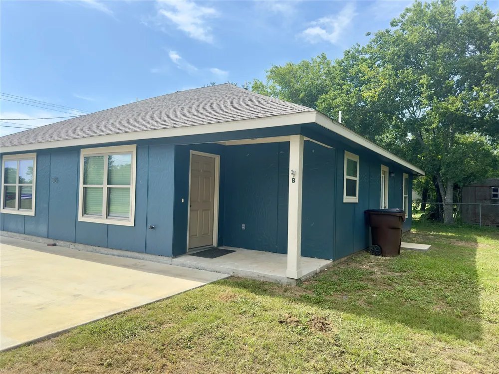 513 W China Street #B Lockhart, TX 78644