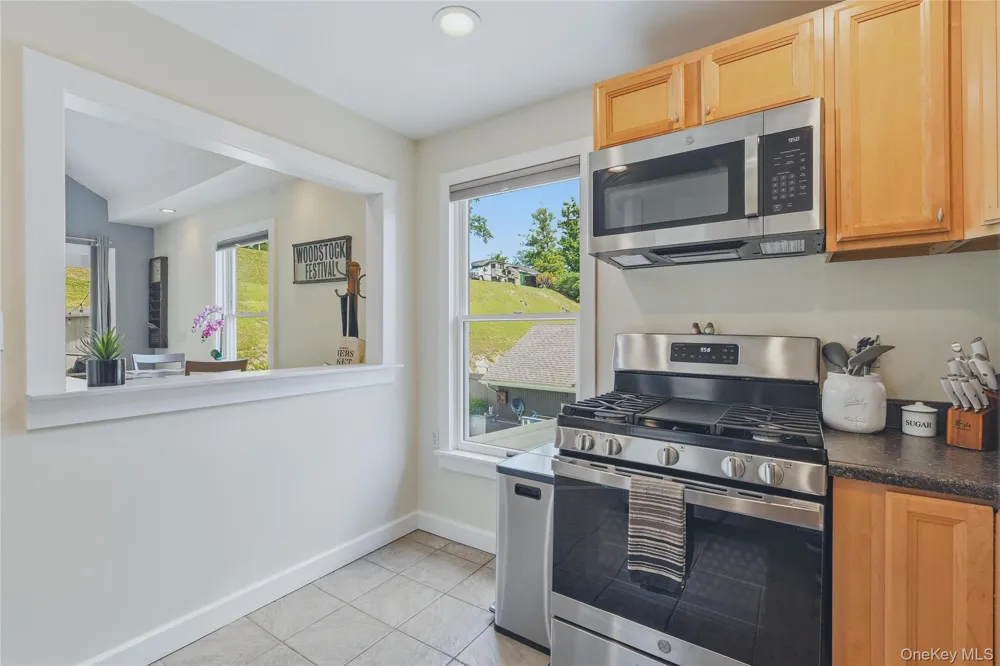 28 Railroad Avenue Saugerties, NY 12477