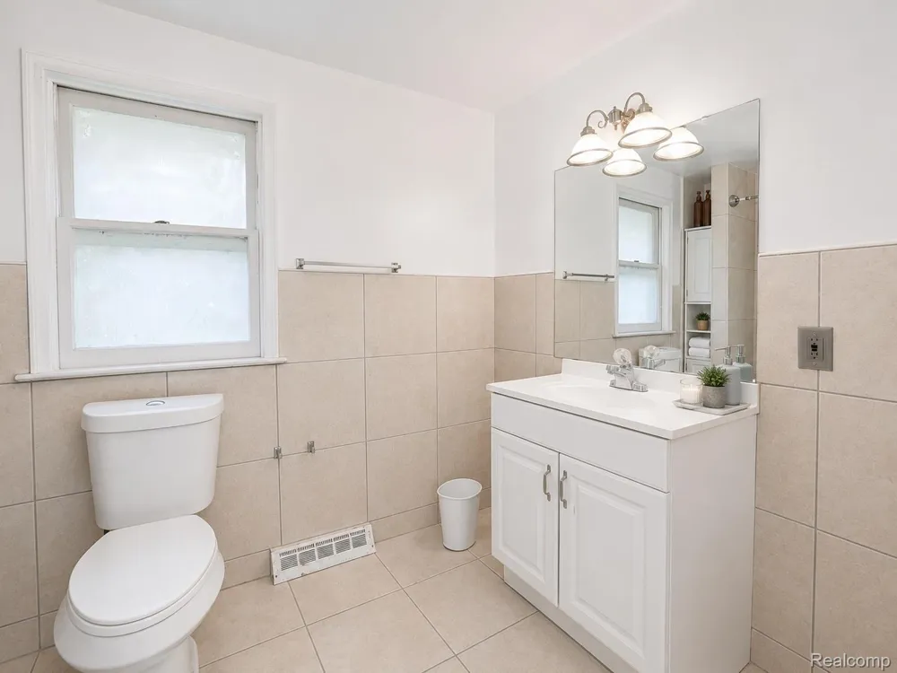 7271 Wiegand Center Line City, MI 48015