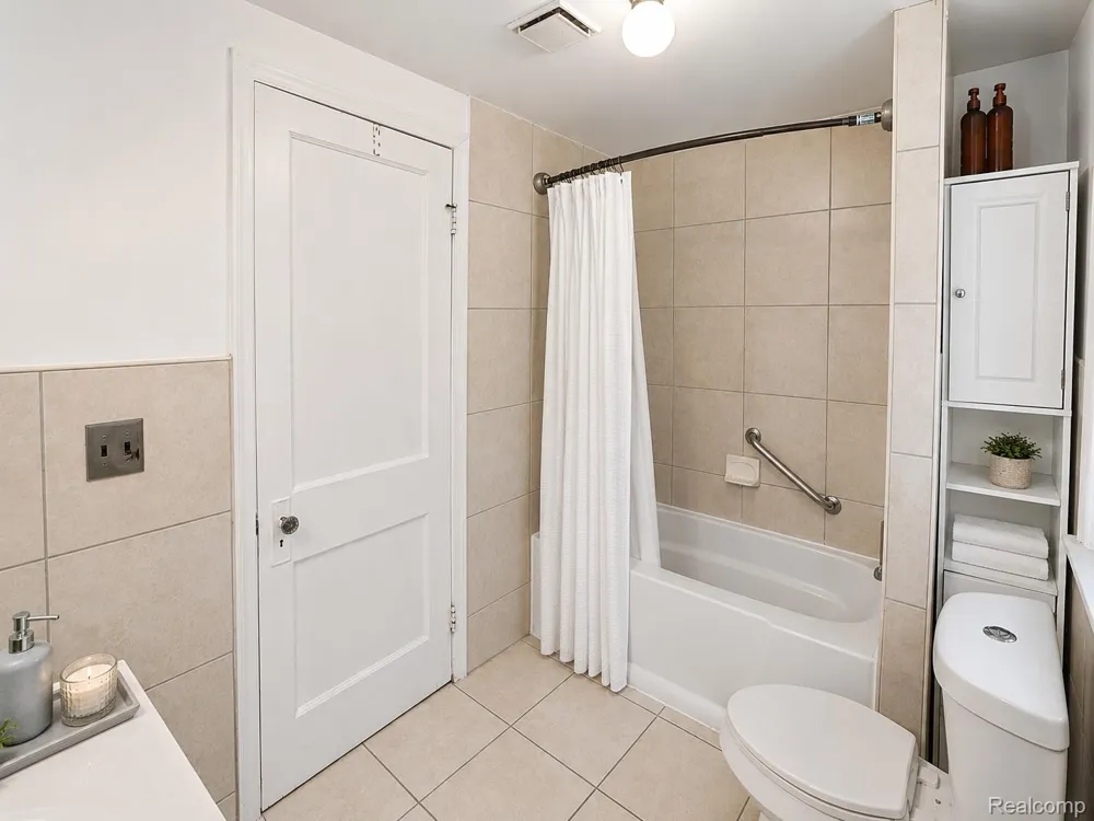 7271 Wiegand Center Line City, MI 48015