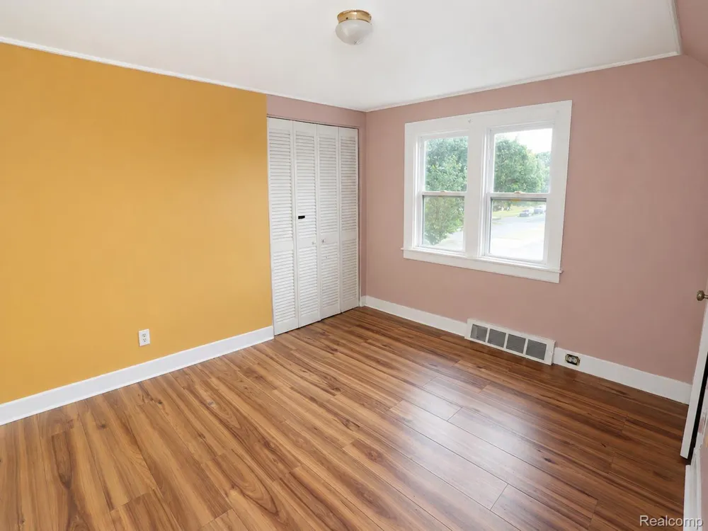 7271 Wiegand Center Line City, MI 48015