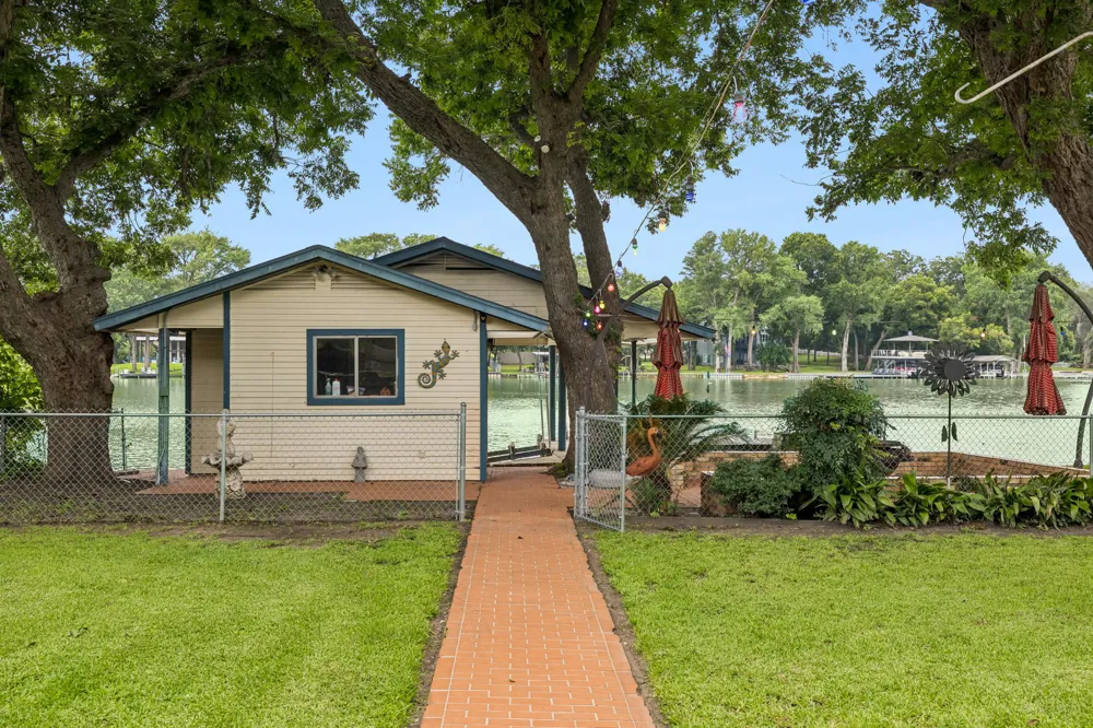 160 Lakeside Drive Seguin, TX 78155