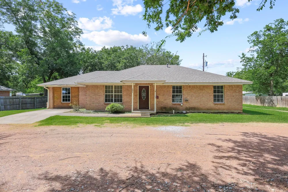 207 W South Street Whitesboro, TX 76273