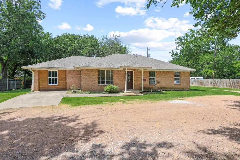 207 W South Street Whitesboro, TX 76273