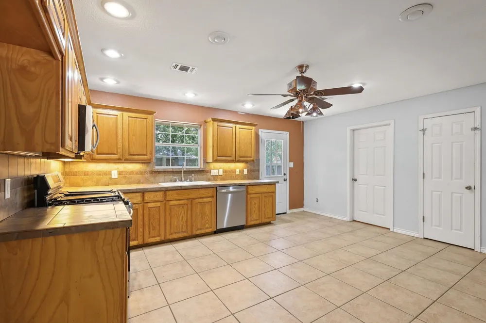 207 W South Street Whitesboro, TX 76273