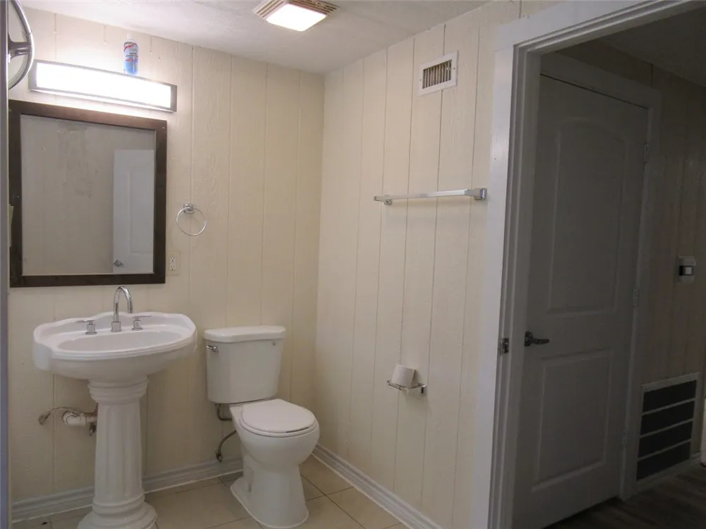 205 W Buck Street Caldwell, TX 77836