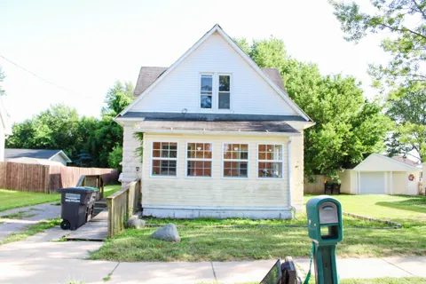 257 W CHICAGO BLVD