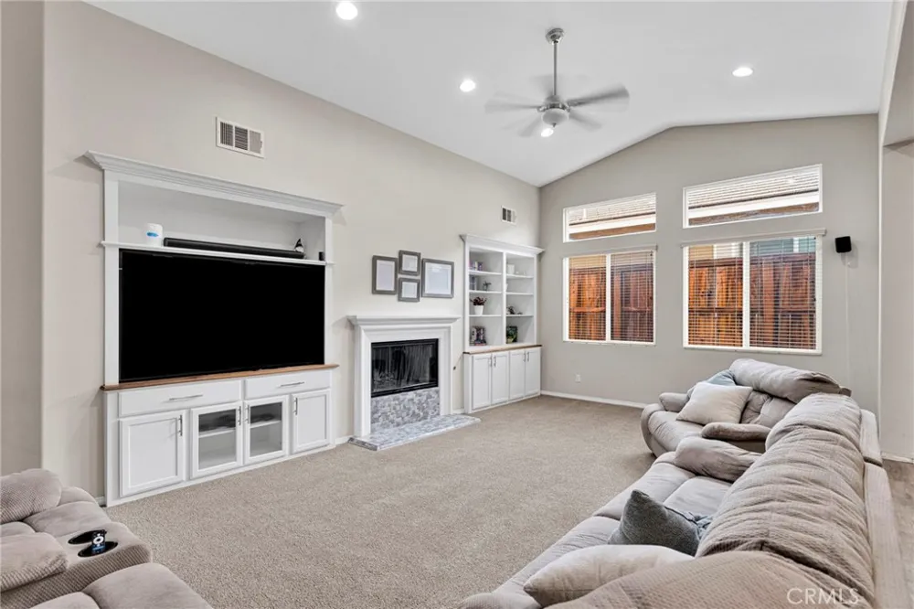 9048 Guadalupe Ave Oak Hills, CA 92344