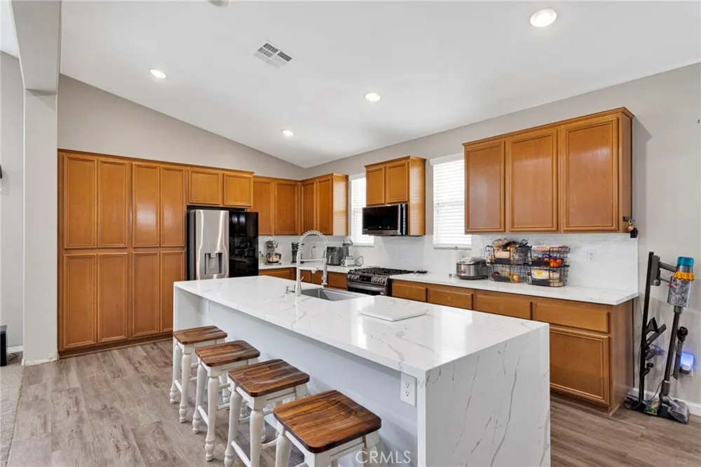 9048 Guadalupe Ave Oak Hills, CA 92344