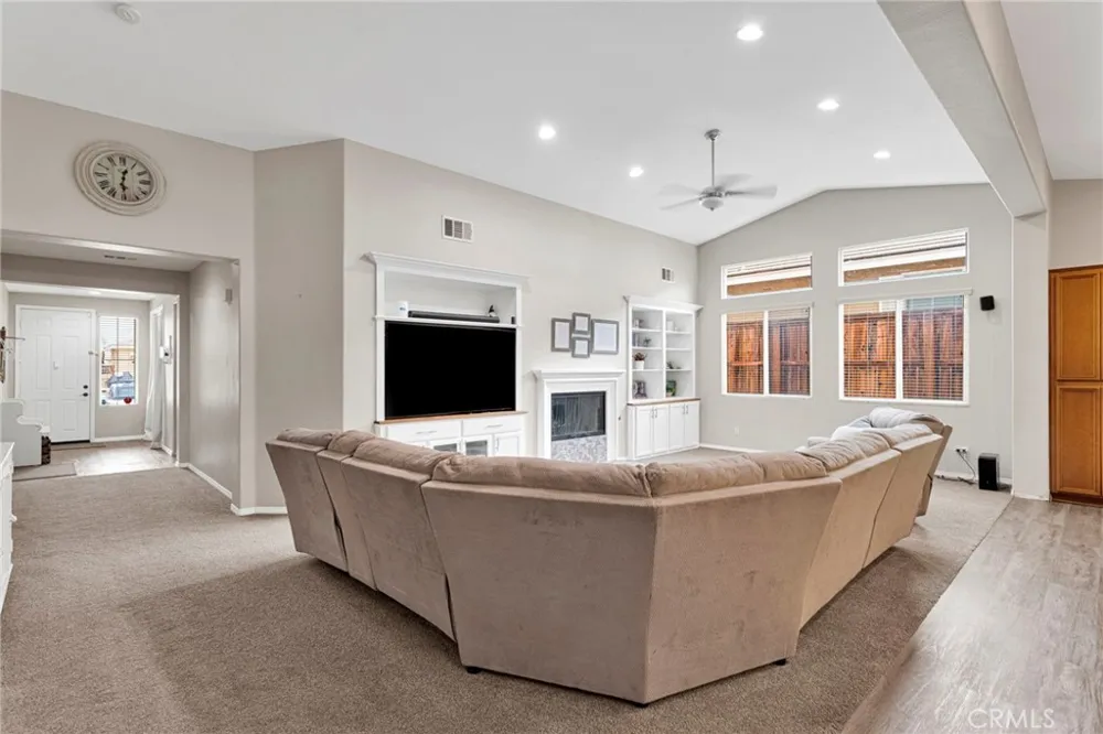 9048 Guadalupe Ave Oak Hills, CA 92344